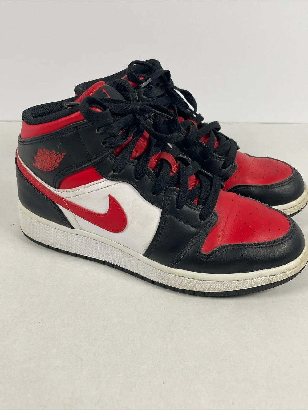 Nike Air Jordan 1 Mid GS 'Bred Toe' 2022 (554725-079) - Size 5.5Y / Women's 7